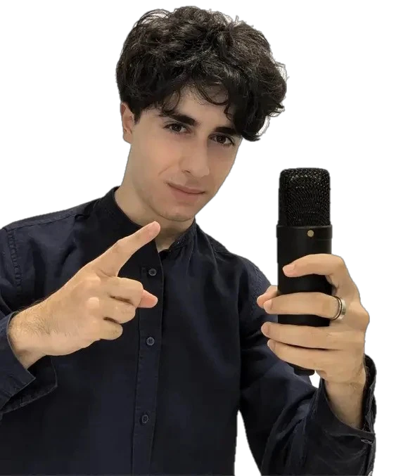 Jacopo Gianfreda con il microfono da studio